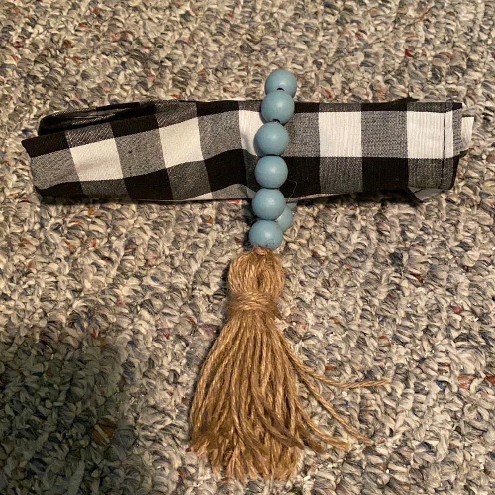 4 farmhouse napkins and napkin holders